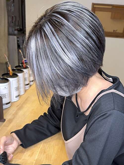 記事【【乾かすだけで可愛い】脱白髪染めホワイトシルバーバレイヤージュ×ブリーチ２回 ※動画有】のサムネイル画像