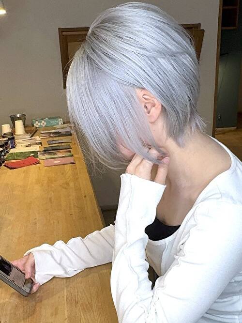 記事【【耳掛けショート×ハイトーン】ホワイトシルバー×ブリーチ３回 ※動画有】のサムネイル画像