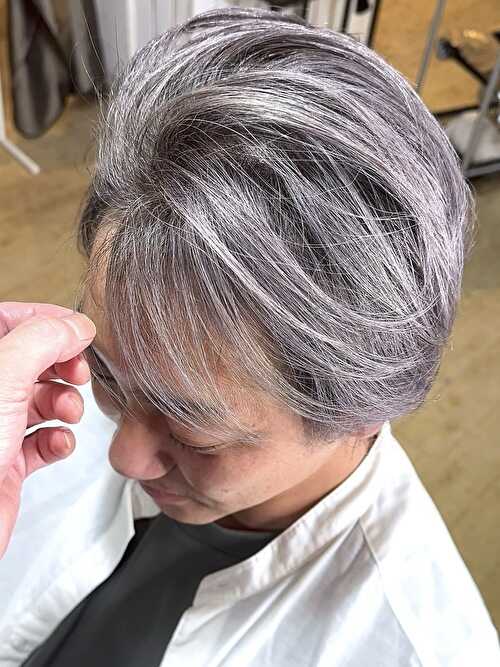 記事【【白髪がオシャレに】脱白髪染めホワイトシルバーバレイヤージュ×ブリーチ２回 ※動画有】のサムネイル画像