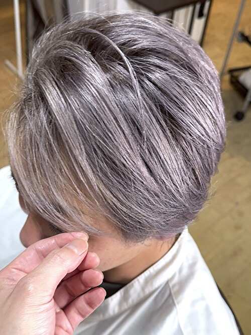 記事【【筋感バツグン】脱白髪染めホワイトシルバーバレイヤージュ×ブリーチ２回 ※動画有】のサムネイル画像