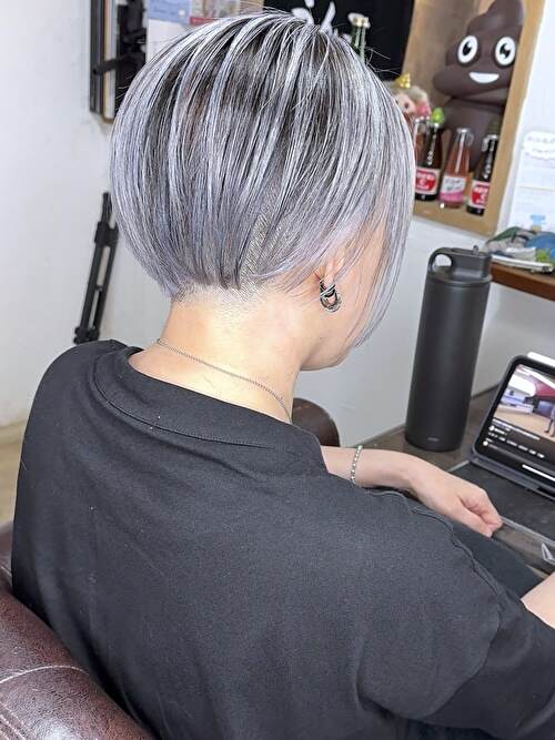 記事【【リタッチで完全復活】脱白髪染めホワイトシルバーバレイヤージュ×ブリーチ３回 ※動画有】のサムネイル画像