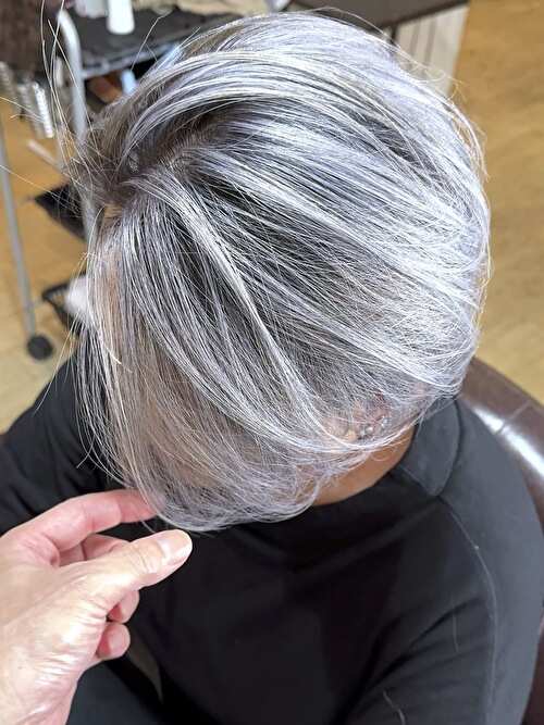 記事【【立体感バツグン】脱白髪染めホワイトシルバーバレイヤージュ×ブリーチ３回 ※動画有】のサムネイル画像