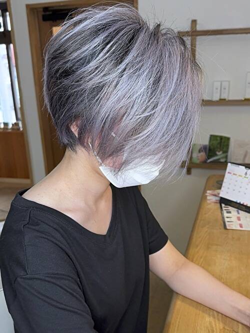 記事【【イケメンショート】ホワイトパープルシルバーバレイヤージュ×ブリーチ２回 ※動画有】のサムネイル画像