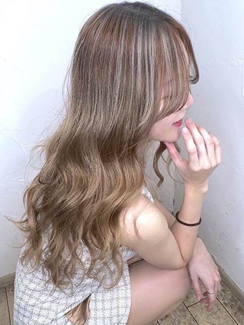記事【【綺麗なお姉さんスタイル】黒染め落とし×ミルクティベージュバレイヤージュ×ブリーチ２回 ※動画有】のサムネイル画像