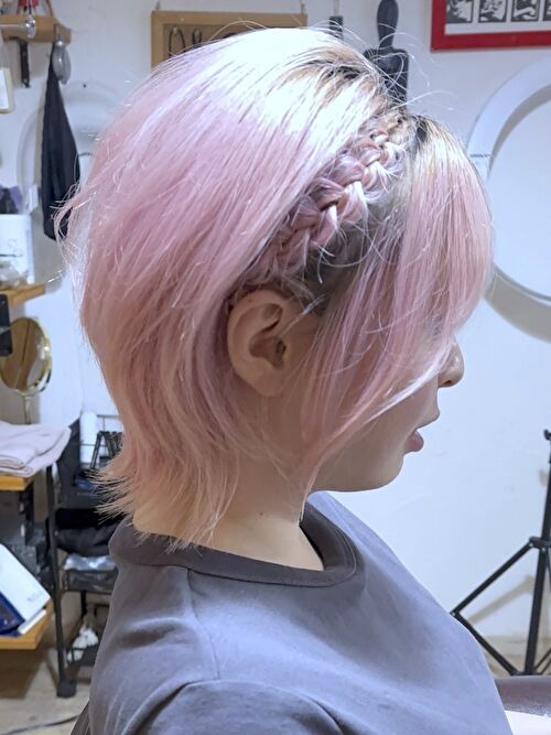 記事【【ハイトーンアレンジ】顔まわり編み込みアレンジ×ショートボブ×ホワイトピンク(ブリーチ３回、１ヶ月経過した状態) ※動画有】のサムネイル画像