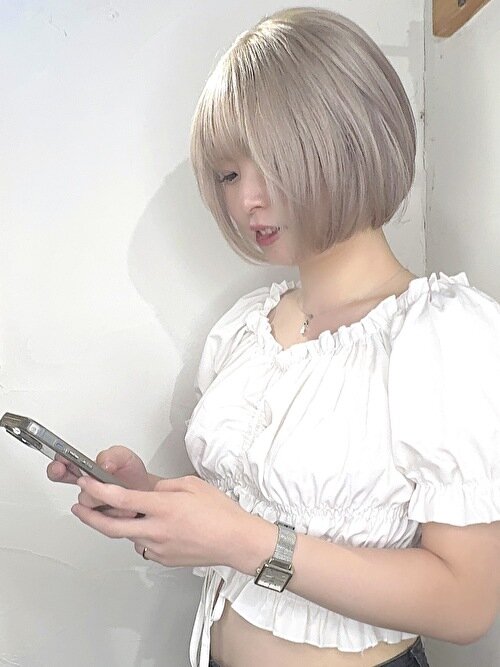 記事【【小顔×ハイトーン】ホワイトミルクティグレージュ×ブリーチ３回 ※動画有】のサムネイル画像