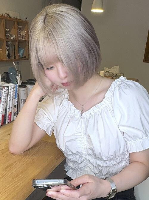記事【【外国人風ハイトーン】ホワイトミルクティグレージュ×ブリーチ３回 ※動画有】のサムネイル画像