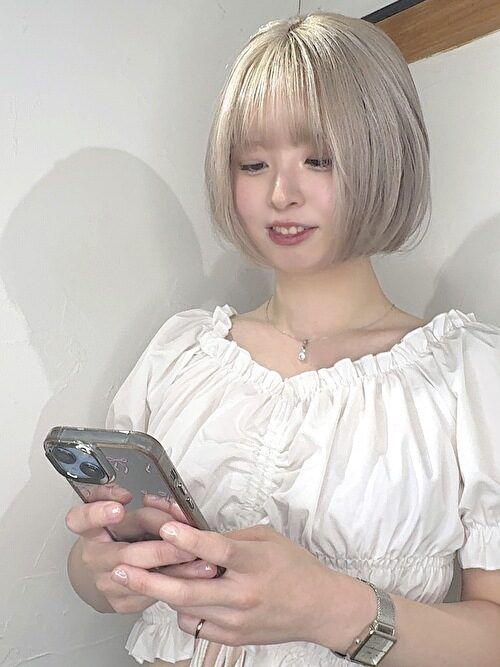 記事【【ハイトーンボブ決定版】ホワイトミルクティグレージュ×ブリーチ３回 ※動画有】のサムネイル画像