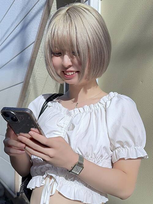 記事【【外国人風ハイトーンカラー】ホワイトミルクティグレージュ×ブリーチ３回 ※動画有】のサムネイル画像