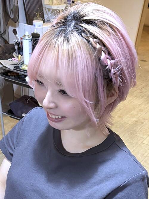 記事【【お祭りアレンジ】顔まわり編み込みアレンジ×ショートボブ×ホワイトピンク(ブリーチ３回、１ヶ月経過した状態) ※動画有】のサムネイル画像