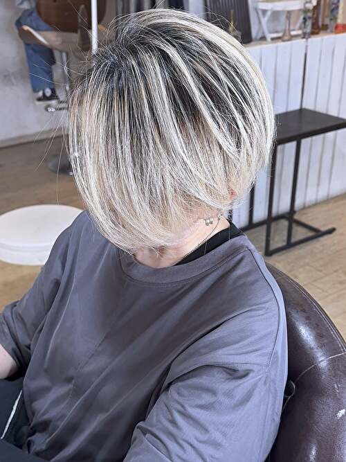 記事【【３ヶ月経っても筋感バツグン】ハンサムショート×ホワイトバレイヤージュ×ブリーチ３回 ※動画有】のサムネイル画像