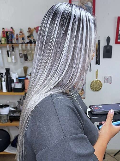 記事【【圧倒的なツヤ感】ホワイトシルバーバレイヤージュ×ブリーチ２回 ※動画有】のサムネイル画像