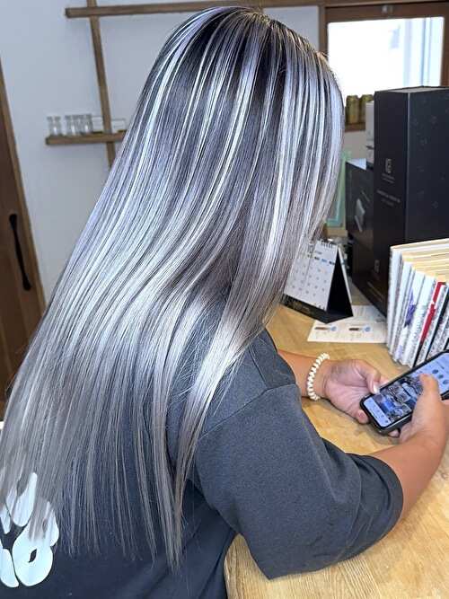 記事【【長持ちデザイン】ホワイトシルバーバレイヤージュ×ブリーチ２回 ※動画有】のサムネイル画像