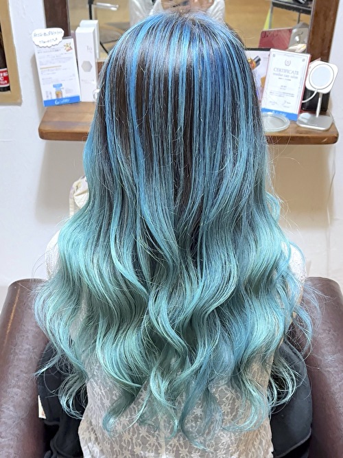 記事【【透明感バツグン】ターコイズブルーバレイヤージュ×ブリーチ２回 ※動画有】のサムネイル画像