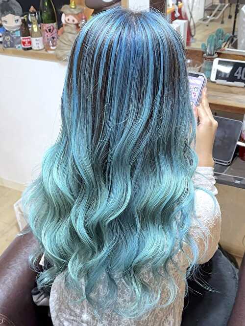 記事【【圧倒的透明感】ターコイズブルーバレイヤージュ×ブリーチ２回 ※動画有】のサムネイル画像