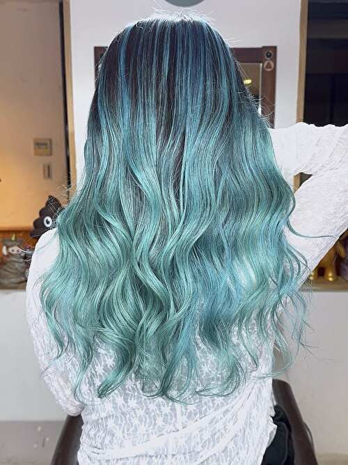 記事【【エメラルドカラー】ターコイズブルーバレイヤージュ×ブリーチ２回 ※動画有】のサムネイル画像