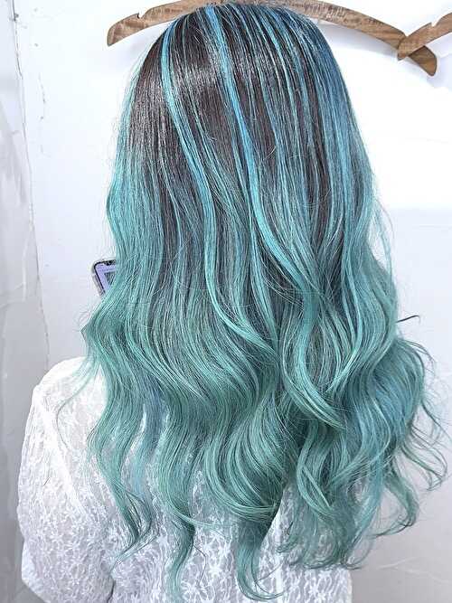 記事【【色落ち後もキレイ】ターコイズブルーバレイヤージュ×ブリーチ２回 ※動画有】のサムネイル画像