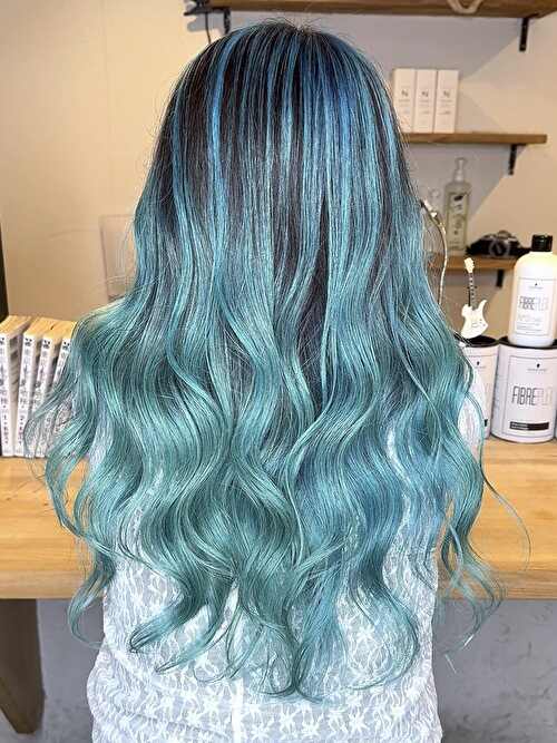 記事【【個性的ハイトーン】ターコイズブルーバレイヤージュ×ブリーチ２回 ※動画有】のサムネイル画像