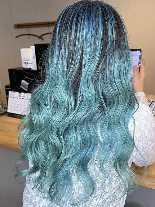 記事【【ハイトーンデザイン】ターコイズブルーバレイヤージュ×ブリーチ２回 ※動画有】のサムネイル画像