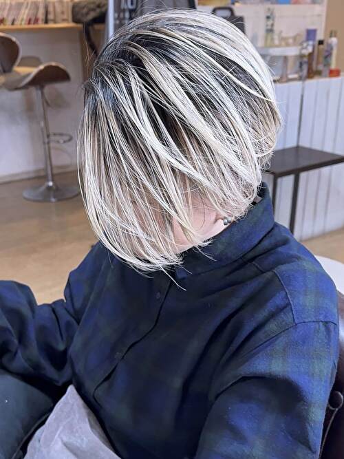 記事【【プリンがガチで気にならない】脱白髪染めホワイトバレイヤージュ４ヶ月目×ブリーチ３回 ※動画有】のサムネイル画像