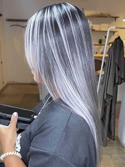 記事【【圧倒的な透明感】ホワイトシルバーバレイヤージュ×ブリーチ２回 ※動画有】のサムネイル画像