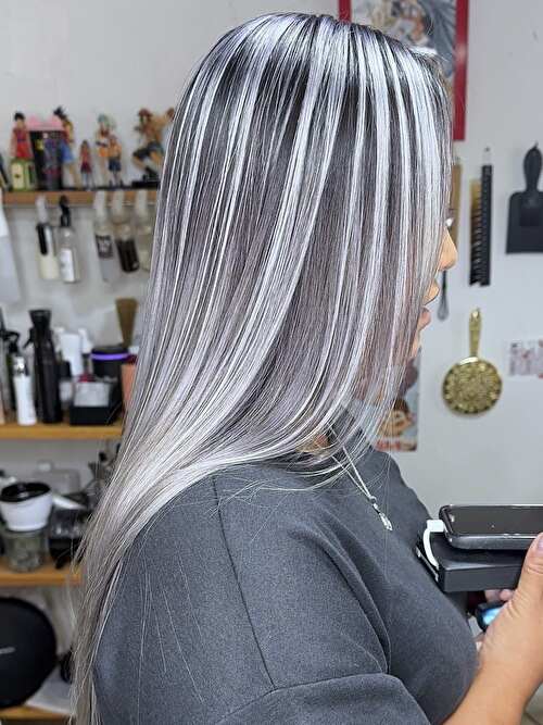 記事【【王道デザイン】ホワイトシルバーバレイヤージュ×ブリーチ２回 ※動画有】のサムネイル画像