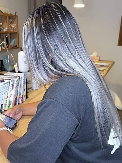 記事【【圧倒的筋感】ホワイトシルバーバレイヤージュ×ブリーチ２回 ※動画有】のサムネイル画像