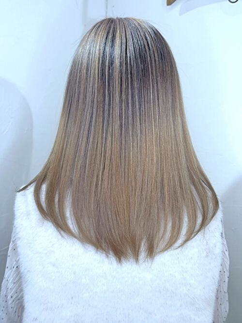 記事【【ナチュラルデザイン】脱白髪染めバレイヤージュ×ブリーチ２回 ※動画有】のサムネイル画像