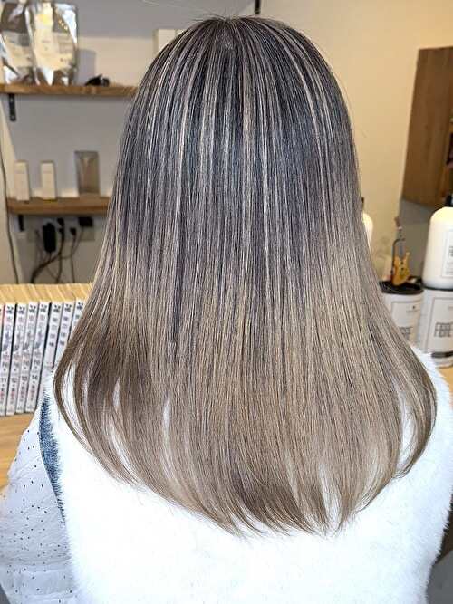 記事【【色持ちしやすいデザイン】脱白髪染めバレイヤージュ×ブリーチ２回 ※動画有】のサムネイル画像