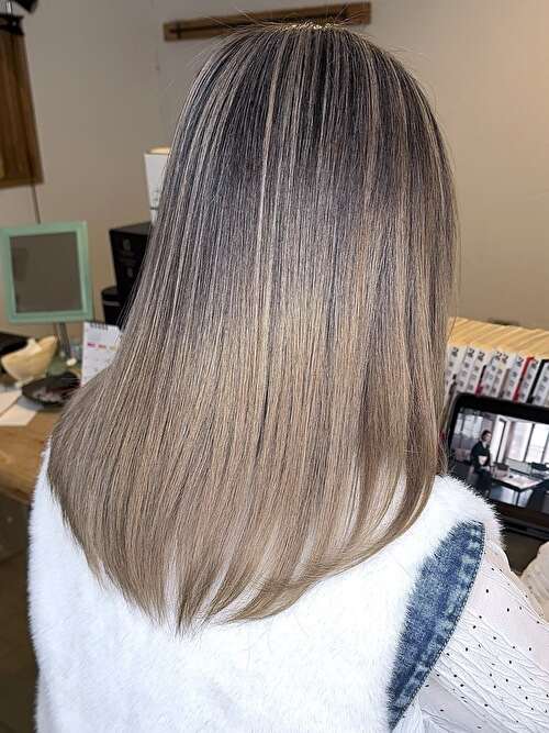 記事【【バレイヤージュ初心者にオススメ】脱白髪染めバレイヤージュ×ブリーチ２回 ※動画有】のサムネイル画像