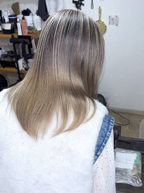 記事【【ツヤ×外国人風デザイン】脱白髪染めバレイヤージュ×ブリーチ２回 ※動画有】のサムネイル画像