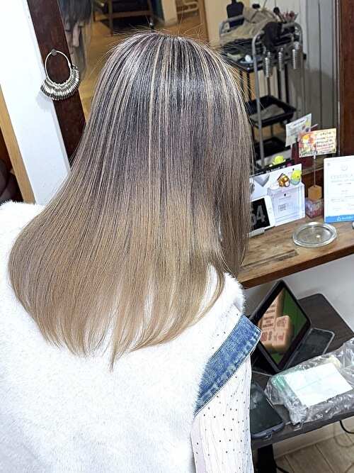 記事【【ハイライトで白髪ぼかし】脱白髪染めバレイヤージュ×ブリーチ２回 ※動画有】のサムネイル画像