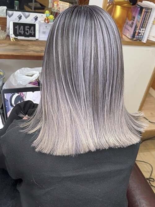 記事【【長持ちデザイン】ホワイトシルバーバレイヤージュ×ブリーチ２回 ※動画有】のサムネイル画像