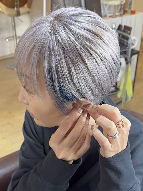 記事【【完全脱白髪染め】ホワイトシルバー×インナーブルー×ブリーチ３回 ※動画有】のサムネイル画像