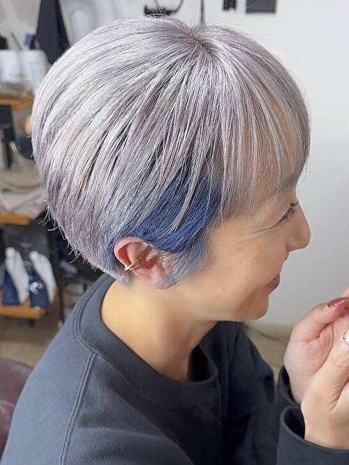 記事【【青と相性バツグン】ホワイトシルバー×インナーブルー×ブリーチ３回 ※動画有】のサムネイル画像