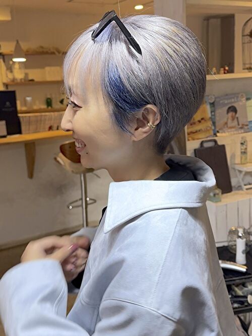 記事【【フルブリーチベース】ホワイトシルバー×インナーブルー×ブリーチ３回 ※動画有】のサムネイル画像