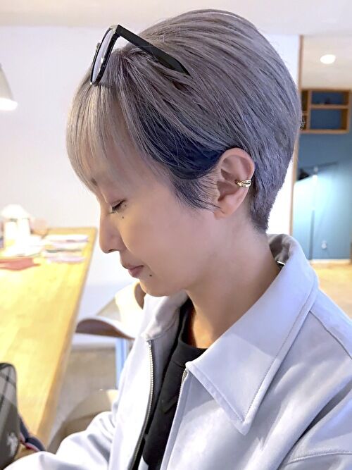 記事【【ハイトーン×ビビッドカラー】ホワイトシルバー×インナーブルー×ブリーチ３回 ※動画有】のサムネイル画像