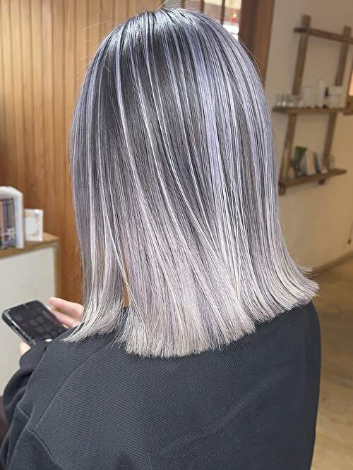 記事【【立体感バツグンデザイン】ホワイトシルバーバレイヤージュ×ブリーチ２回 ※動画有】のサムネイル画像