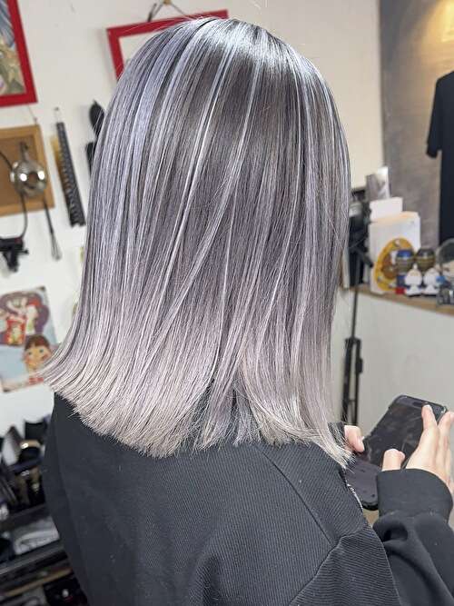 記事【【コントラスト強め】ホワイトシルバーバレイヤージュ×ブリーチ２回 ※動画有】のサムネイル画像