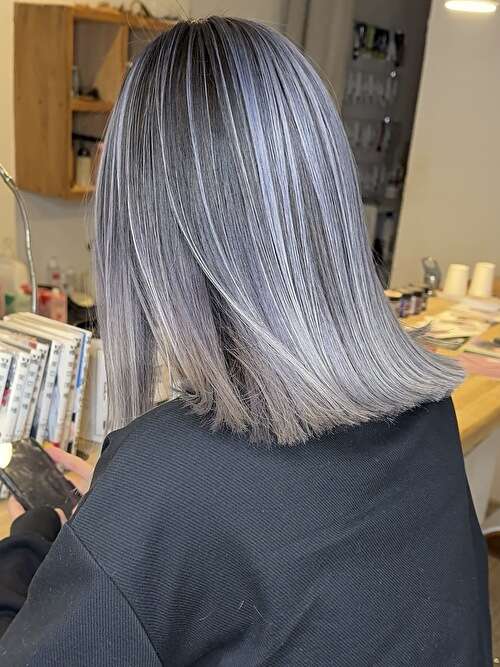 記事【【ストレートでも立体感バツグン】ホワイトシルバーバレイヤージュ×ブリーチ２回 ※動画有】のサムネイル画像