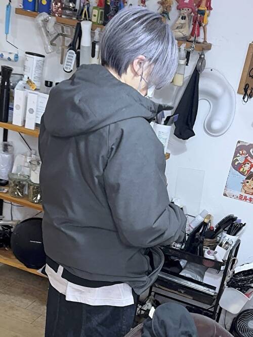 記事【【モノトーンコーデに合う】脱白髪染めホワイトバレイヤージュ×ブリーチ３回 ※動画有】のサムネイル画像