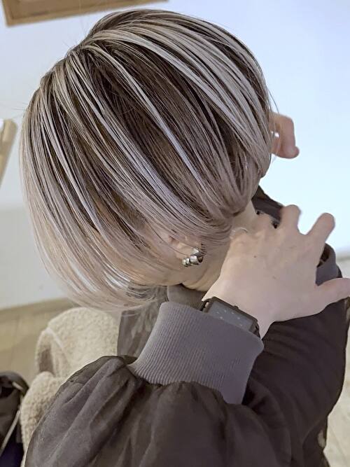 記事【【王道デザイン】脱白髪染めホワイトバレイヤージュ×ブリーチ３回 ※動画有】のサムネイル画像