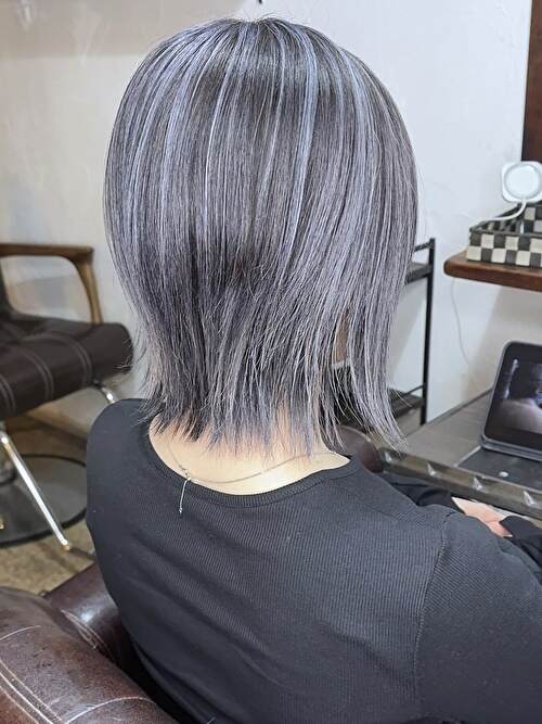 記事【【コントラスト強め】脱白髪染めグレーシルバーバレイヤージュ×ブリーチ２回 ※動画有】のサムネイル画像