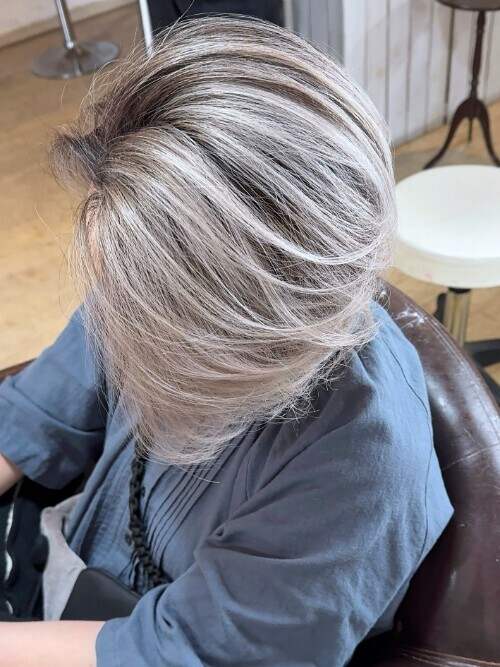 記事【【ハイトーンの透明感】脱白髪染めホワイトバレイヤージュ4週間後×ブリーチ３回 ※動画有】のサムネイル画像